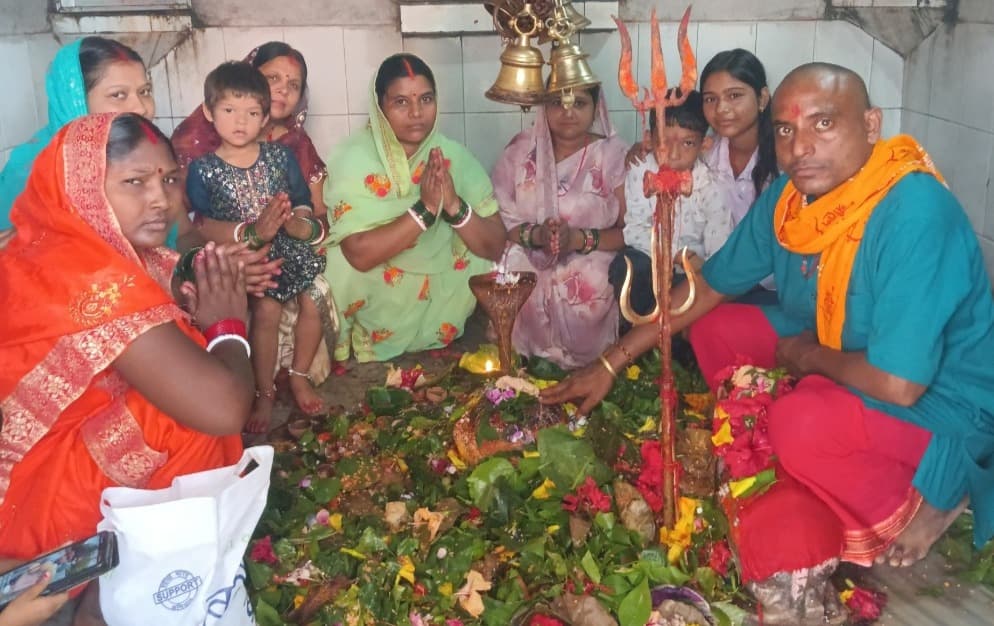 पहली सोमवारी पर मांडू के शिवालयों में उमड़ी भक्तों की भीड़, हर हर महादेव के जयघोष से गूंजा क्षेत्र 