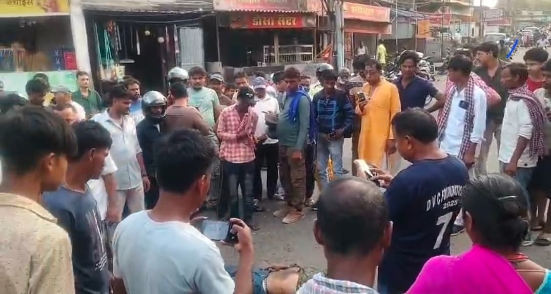 हाईवे हादसे में 47 वर्षीय व्यक्ति की मौत, मुआवजे की मांग को लेकर ग्रामीणों ने किया सड़क जाम