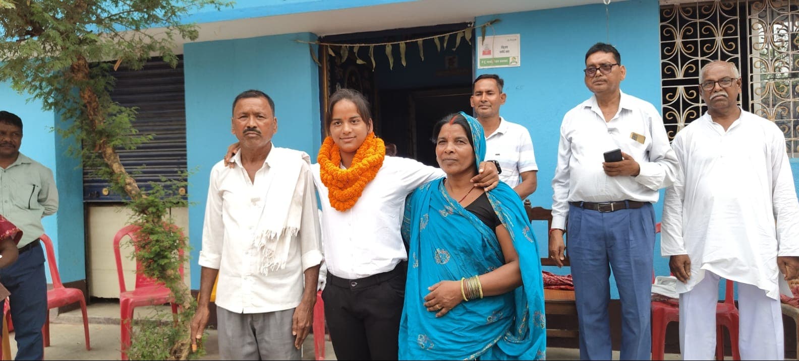 किसान की बेटी बनी अग्निवीर, ट्रेनिंग के लिए रवाना होते ही गांव में जश्न का माहौल