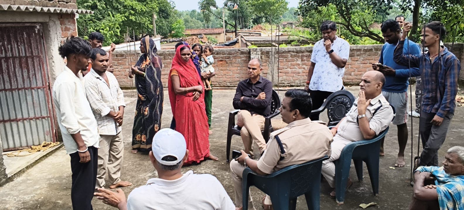 गैस कटर से छत का दरवाजा काटकर घुसे लुटेरे, महिलाओं को रेप की धमकी