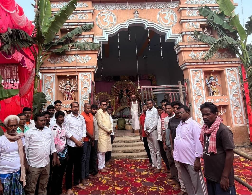 नवरात्र में जन-जन के बीच पहुंच रहे सांसद मनीष जायसवाल, लगातार तीसरे दिन किया दुर्गा पूजा पंडालों का भ्रमण