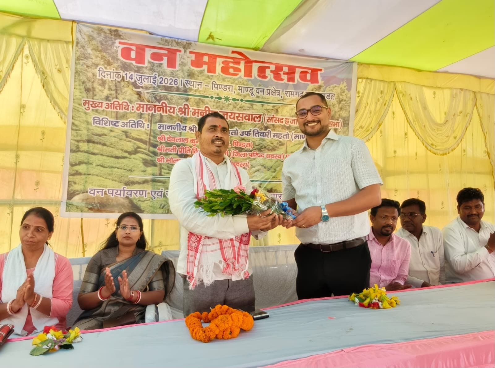 पिंडरा में वन महोत्सव के दौरान जनप्रतिनिधियों और ग्रामीणों ने लगाया पौधा