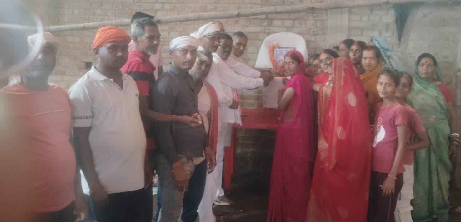 शोकाकुल परिवार के बीच पहुंचे उमाशंकर अकेला 