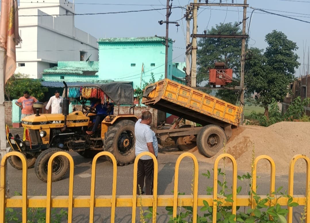एनजीटी के रोक के बावजूद मांडू में धड़ल्ले से चल रहा है बालू का व्यापार 