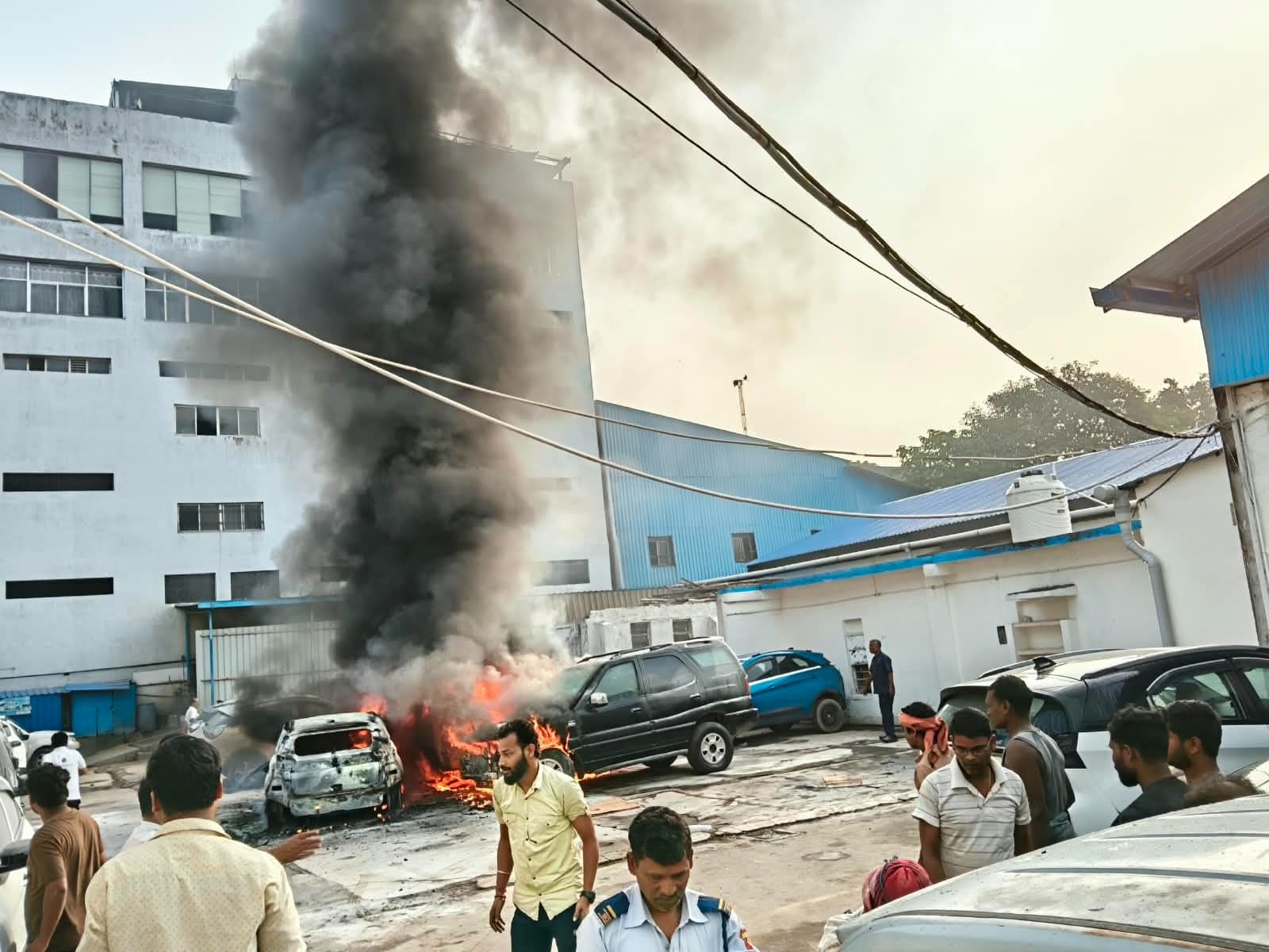 रांची में टाटा मोटर्स के सर्विस सेंटर में भीषण आग, कई गाड़ियां जलकर खाक