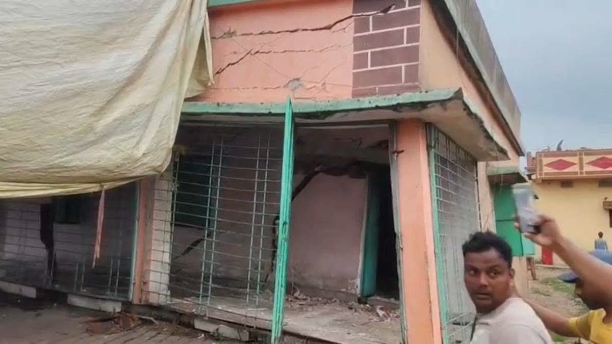 छाताबाद में फिर धंसी जमीन, एक दर्जन मकानों में पड़ी दरारें