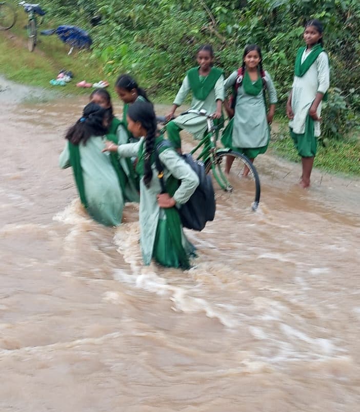 जान जोखिम में डालकर स्कूल पहुंचने को मजबूर मासूम