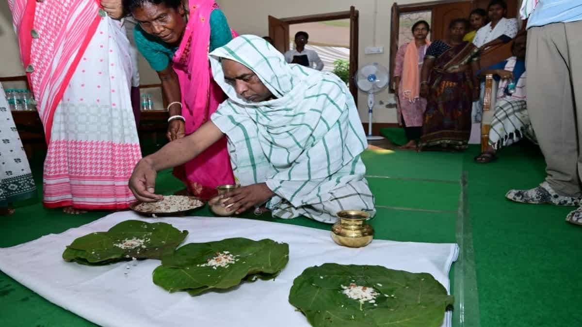 नेमरा में संथाली परंपरा के अनुसार हेमंत सोरेन ने मां का दशकर्म किया