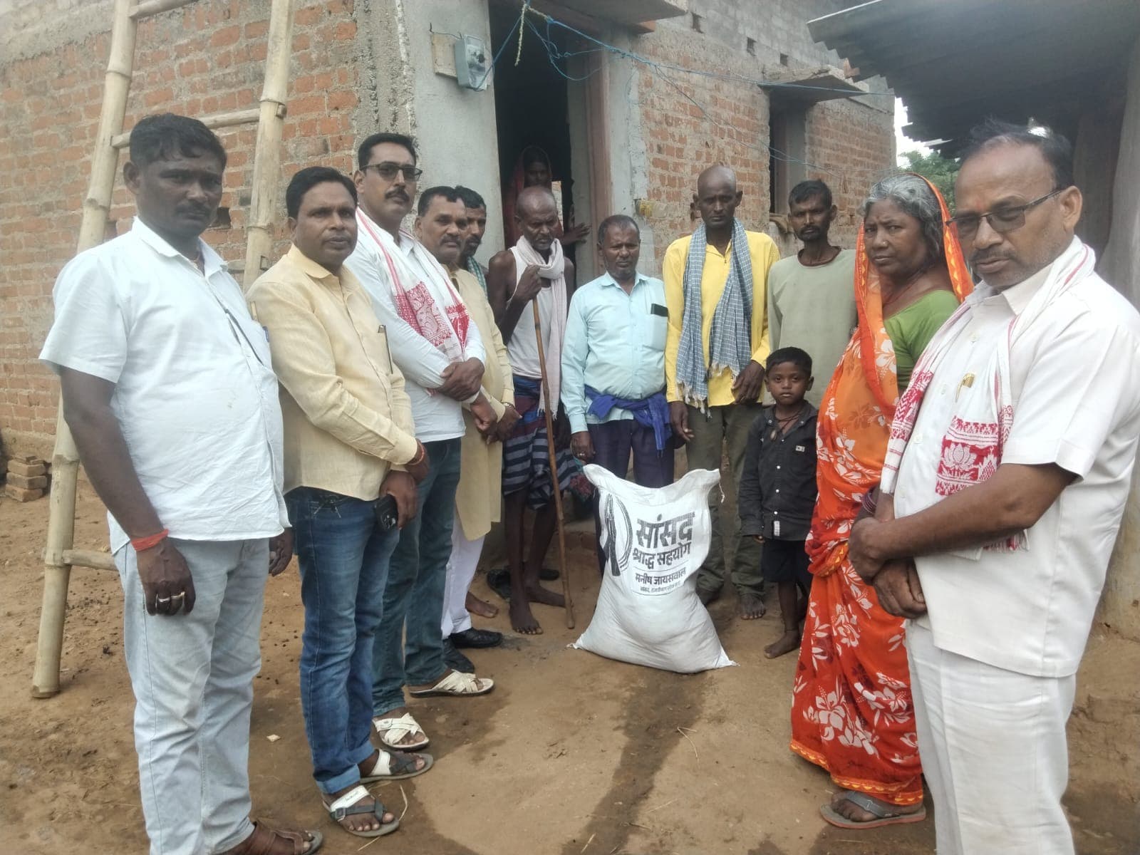 गरीब परिवारों के बीच पहुंची सांसद श्राद्ध सहयोग सामग्री, परिजनों ने सांसद मनीष जायसवाल के प्रति जताया आभार