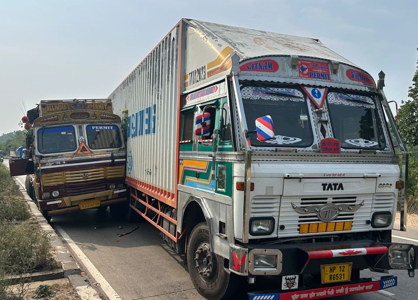 दनुआ घाटी मे दो ट्रक टकराये, कोई हताहत नही