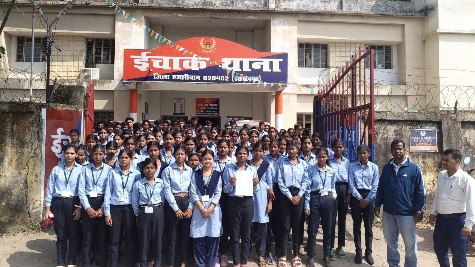 मोटरसाइकिल सवार युवकों पर छेड़खानी का आरोप