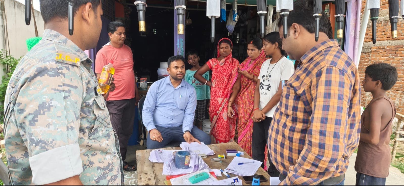 रविवार छुट्टी छोड़ फील्ड में पहुंचे बीडीओ, बसरिया व रामपुर पंचायत में पुनरीक्षण कार्य का किया निरीक्षण