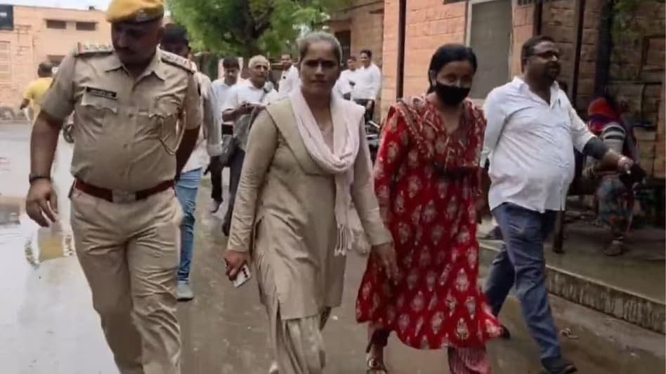 2 करोड़ की ब्लैकमेलिंग से '100 रेप' के आरोप तक!