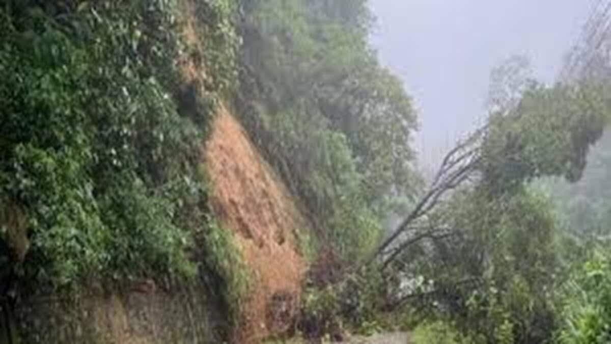 अरुणाचल प्रदेश में बारिश का कहर: फ्लैश फ्लड में 5 जवान लापता, भूस्खलन में 4 की मौत