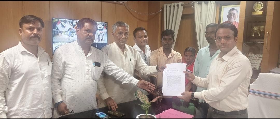 पूर्व विधायक उमाशंकर अकेला ने डीसी को सौंपा तीन सूत्री ज्ञापन