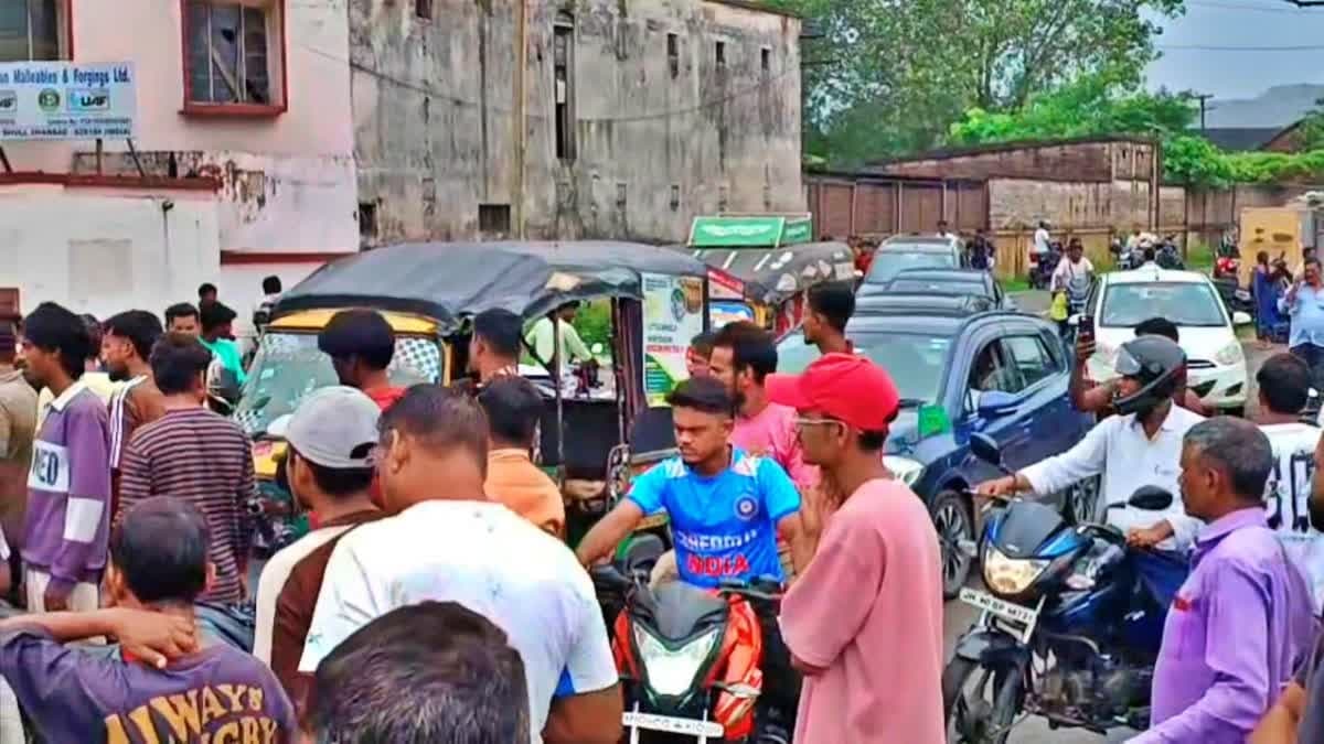 धनबाद फैक्ट्री में कर्मी की मौत पर बवाल, परिजनों ने मुआवजे और कार्रवाई की मांग की