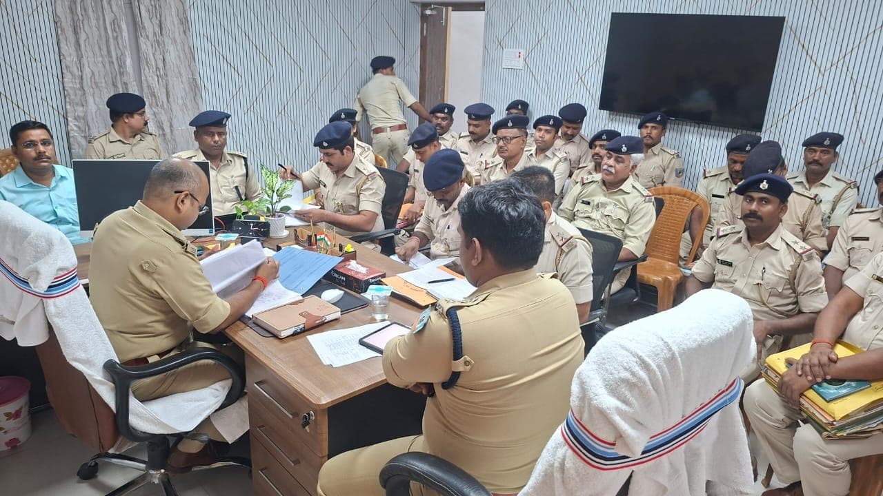 बड़कागांव थाना की समीक्षा बैठक में एसपी ने दिए सख्त निर्देश, लंबित मामलों के शीघ्र निष्पादन पर जोर