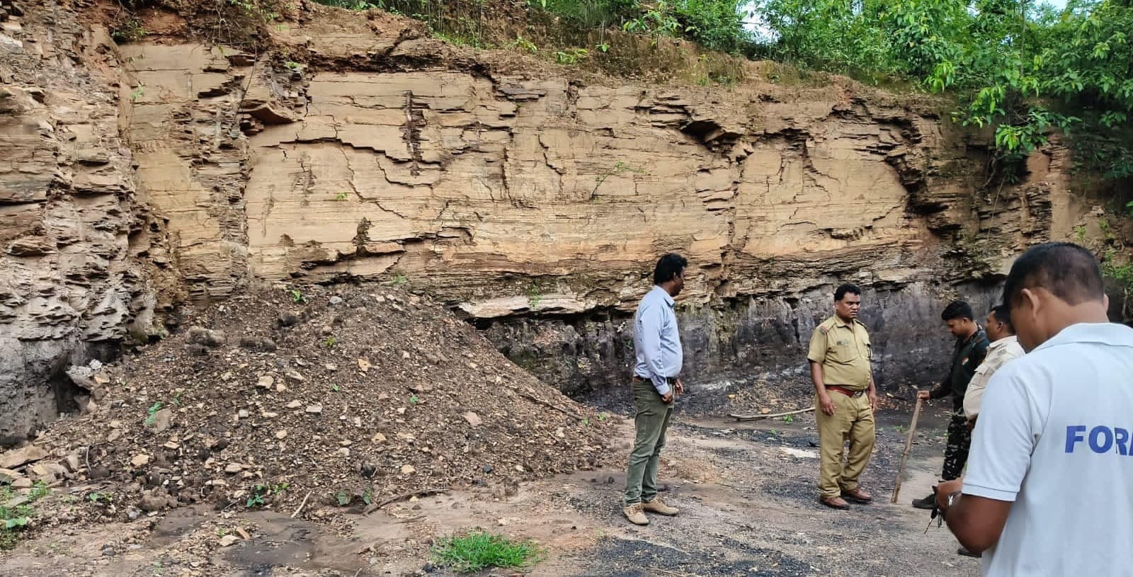 अरगड्डा क्षेत्र में अवैध खनन स्थलों का निरीक्षण, झोपड़ी गांव के जंगल में मिला सक्रिय खनन