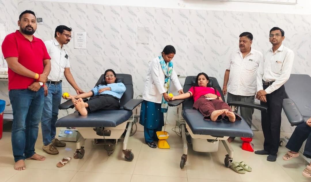 हजारीबाग यूथ विंग की पहल पर दो महिलाओं ने किया स्वैच्छिक रक्तदान