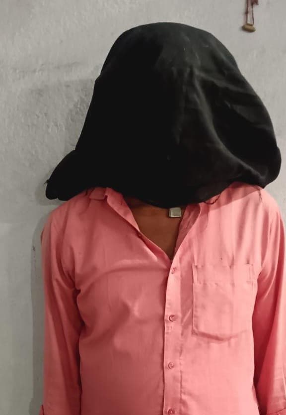 15 वर्ष पुराने मामले में फरार अभियुक्त गिरफ्तार, न्यायिक हिरासत में भेजा गया