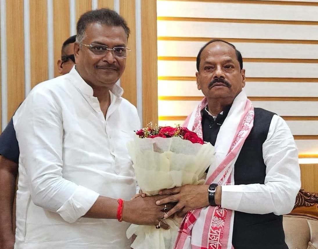पूर्व सीएम रघुवर दास का हजारीबाग पहुंचने पर सांसद मनीष जायसवाल ने किया स्वागत