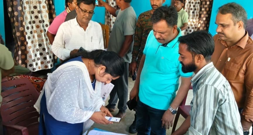 मतदाता सूची के विशेष गहन पुनरीक्षण को लेकर एसडीओ ने मतदान केंद्रों का किया निरीक्षण