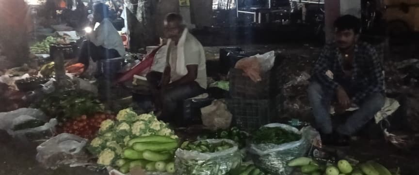 बरही सब्जी मंडी में अंधेरे के बीच सब्जी बेचने को मजबूर ग्रामीण विक्रेता 