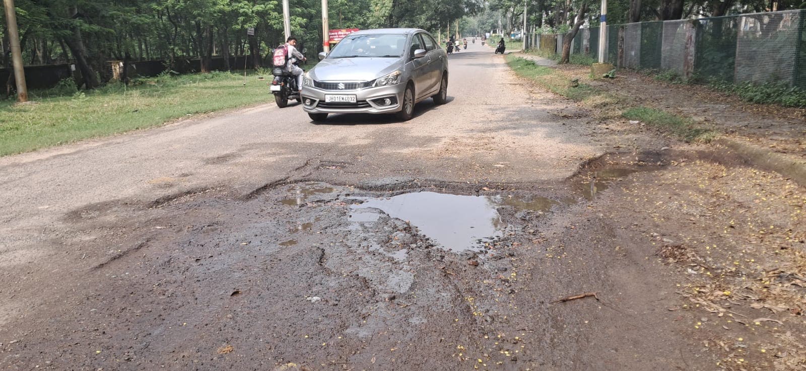 रजरप्पा में सड़क का गड्ढा दे रहा हादसे को न्योता, राहगीरों की बढ़ी परेशानी