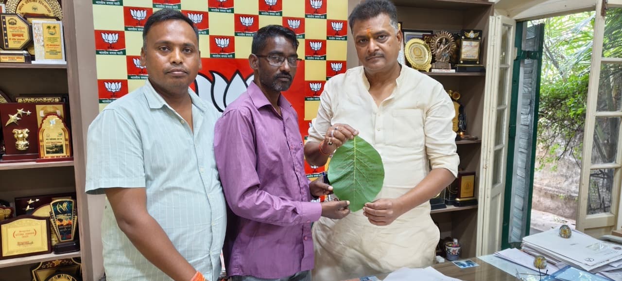 हूल दिवस पर प्रकृति संरक्षण का संदेश, सागवान के पत्ते पर सांसद को दिया गया निमंत्रण