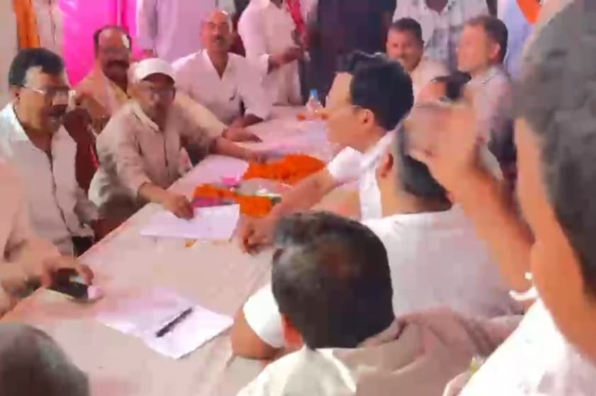 धरने में पहुंचे विधायक रोशन लाल चौधरी, NTPC के अधिकारियों को लगाई फटकार