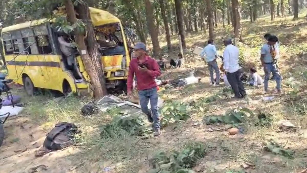 छत्तीसगढ़ में पेड़ से टकराई तेज रफ्तार बस, छह यात्रियों की मौत
