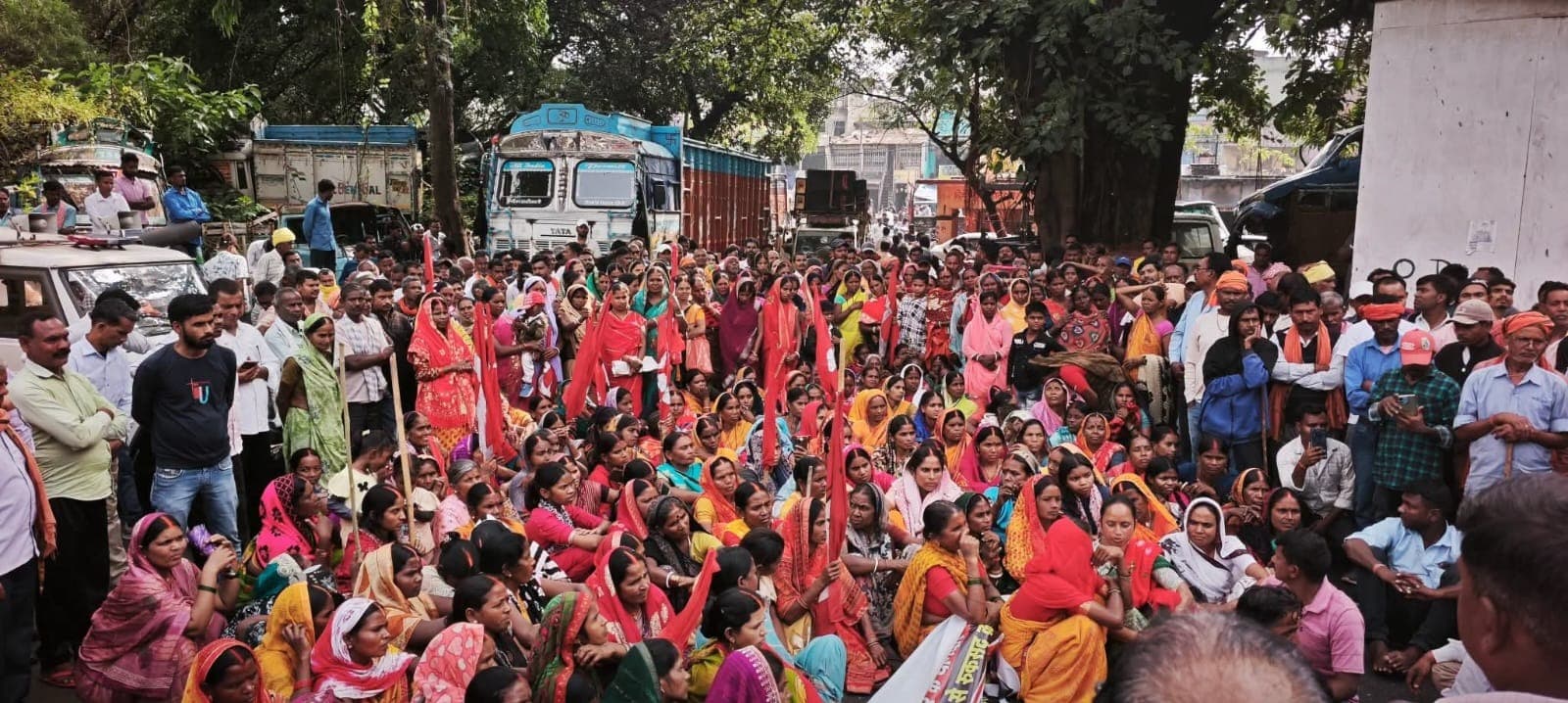 अपराधियों पर कार्रवाई नहीं, ग्रामीणों पर मुकदमे! बगोदर पुलिस के खिलाफ हजारों लोगों ने किया थाना घेराव