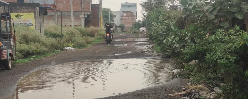 रेलवे रोड में जलजमाव से यात्री परेशान  
