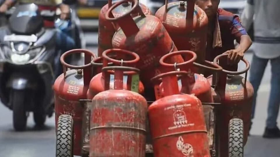 उज्ज्वला योजना के लाभार्थियों को बड़ा झटका, रियायती गैस सिलेंडर अब सिर्फ 4