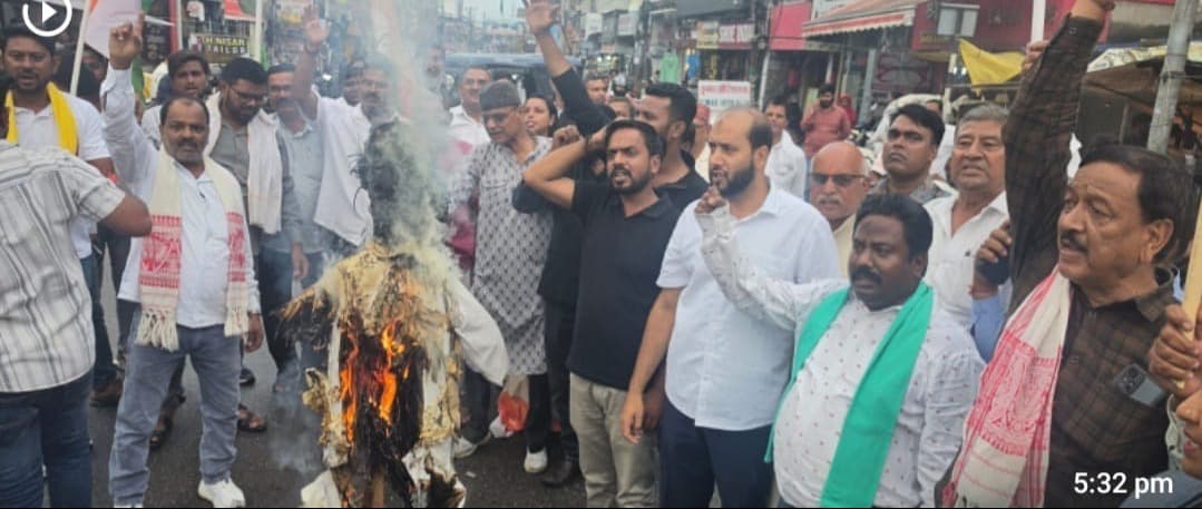 राहुल गांधी के खिलाफ प्राथमिकी के विरोध में कांग्रेसियों ने किया प्रदर्शन, केंद्र सरकार का पुतला फूंका