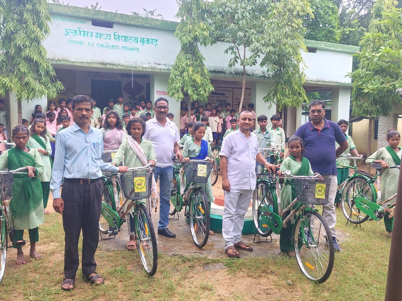 जंगल-पहाड़ के बीच शिक्षा को मिली रफ्तार, 19 छात्र-छात्राओं के हाथों में पहुंची साइकिल