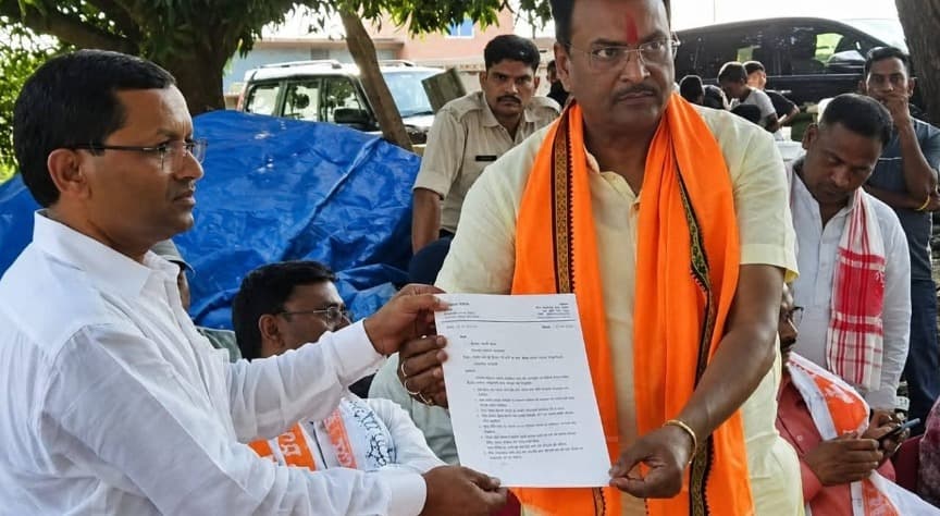 धनवार पंचायत के विकास कार्यों को लेकर सांसद मनीष जायसवाल को सौंपा ज्ञापन, 9 योजनाओं की स्वीकृति की मांग