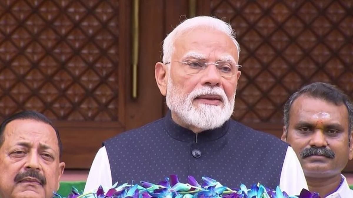 संसद सत्र से पहले पीएम मोदी का विपक्ष पर तंज, '56 साल के युवा' बयान पर सियासत तेज