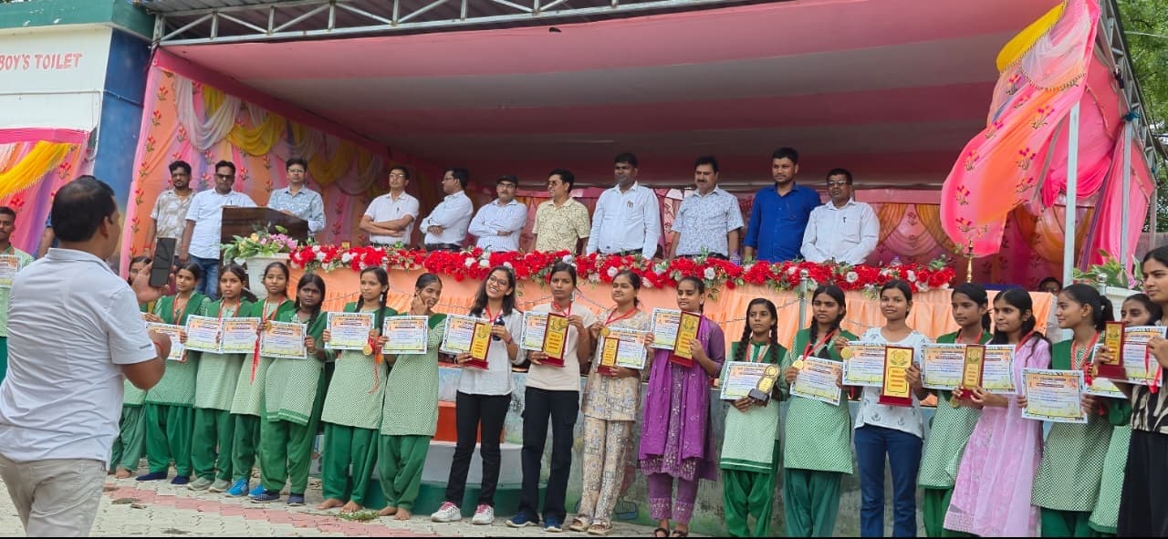 प्रतिभा सम्मान समारोह में मेधावी विद्यार्थियों का हुआ सम्मान, शिक्षक-अभिभावक बैठक में शिक्षा की गुणवत्ता पर हुई चर्चा