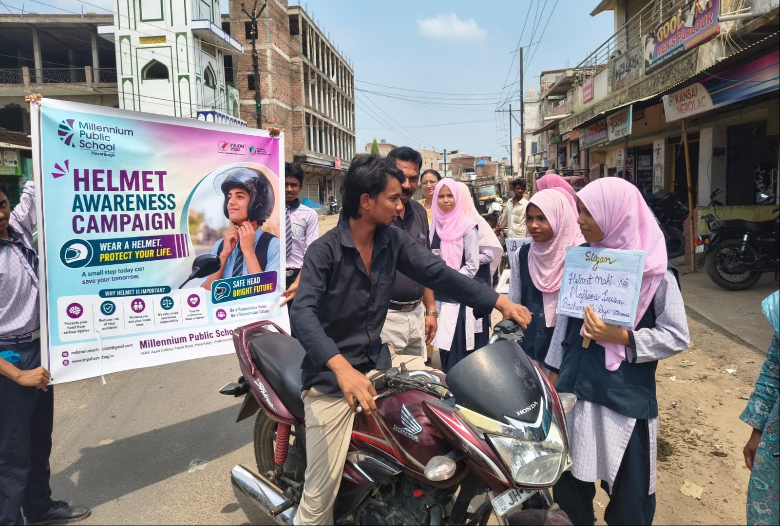 बच्चों ने संभाली सड़क सुरक्षा की कमान, हेलमेट पहनने वालों को किया सम्मानित