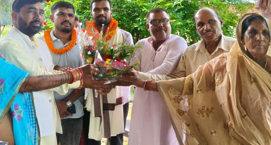 बरही के तेलोडीह की माटी के लाल ने किया कमाल, पारा शिक्षक के बेटे विकास कुमार ने UPSC CAPF AC 2025 में 277वीं रैंक लाकर रचा इतिहास