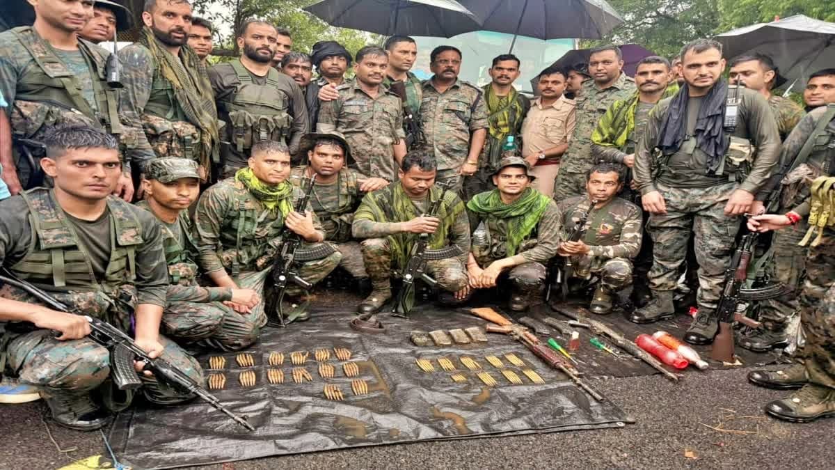 जमशेदपुर के जंगल में सर्च ऑपरेशन, भारी मात्रा में हथियार बरामद