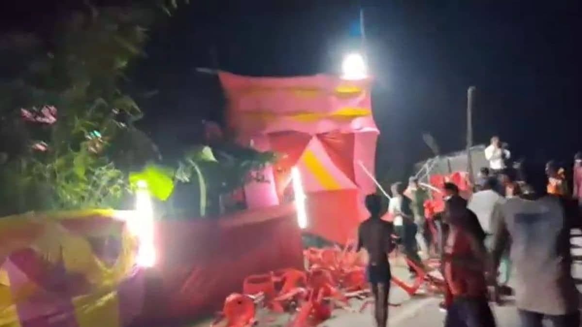 बेतिया में छठी समारोह के दौरान ऑर्केस्ट्रा में घुसी बेकाबू बस, 5 की मौत, 12 से ज्यादा घायल