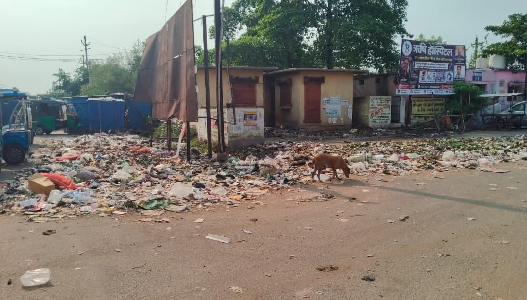 बगोदर बस पड़ाव: लाखों का राजस्व, गंदगी से परेशान यात्री