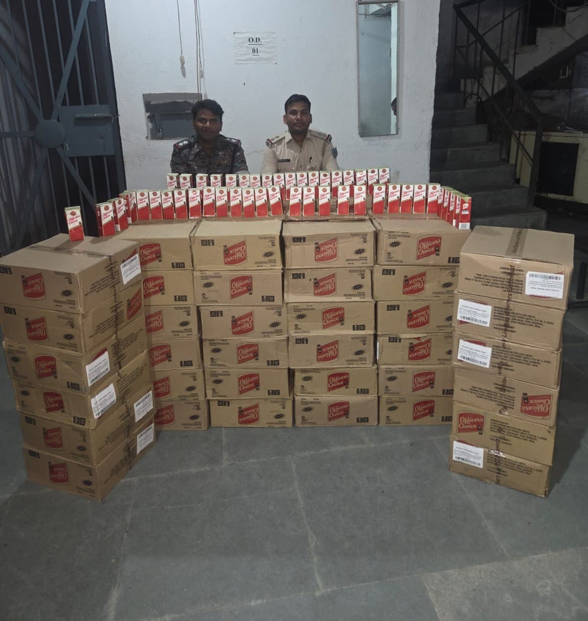 चौपारण में शराब तस्करी पर पुलिस की बड़ी कार्रवाई, 41 पेटी अंग्रेजी शराब के साथ XUV-500 जब्त