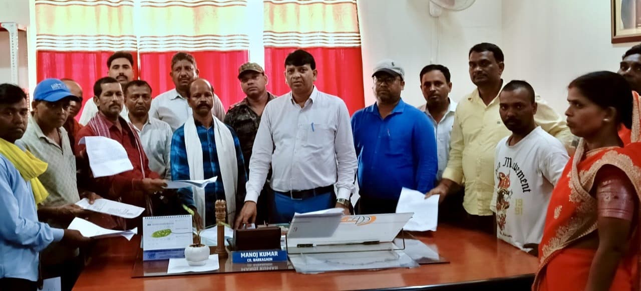 बडकागांव में जमीन विवादों के समाधान की पहल जनता दरबार में पहंचे 6 मामले; सीओ ने दिए त्वरित निष्पादन के निर्देश 