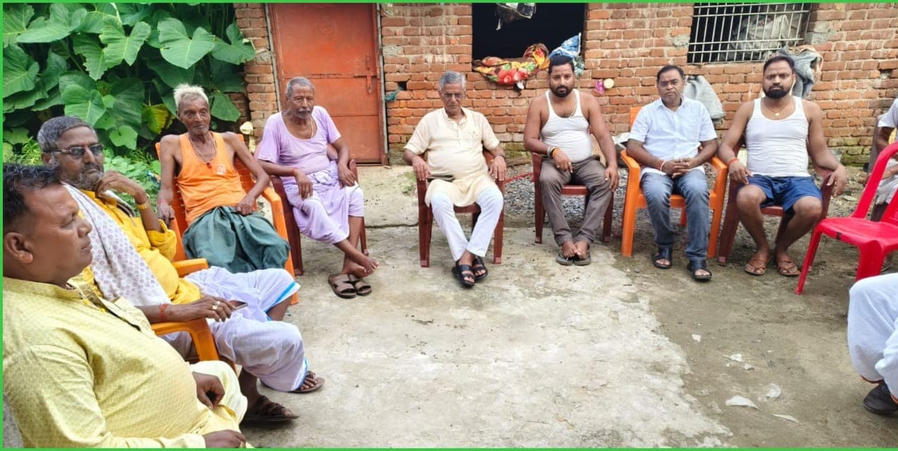 शोकाकुल परिवार से मिले पूर्व विधायक उमाशंकर अकेला, जताई संवेदना