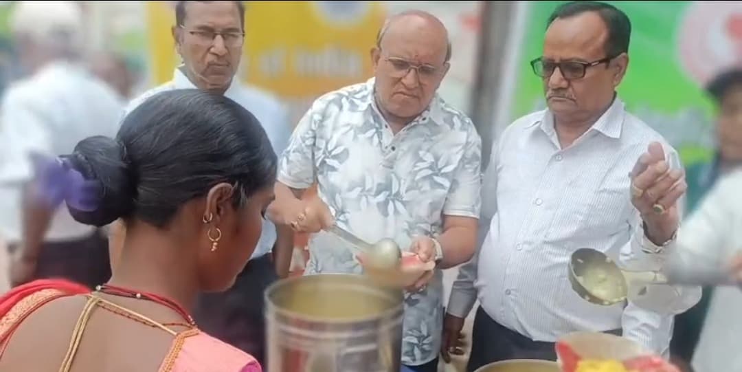 बैंक ऑफ इंडिया पेंशनर्स एवं रिटायरीज एसोसिएशन ने सदर अस्पताल में बीच बांटी खिचड़ी