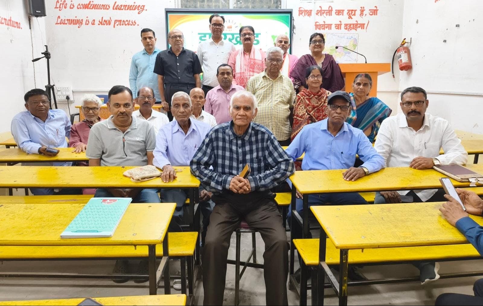 हजारीबाग के कवि सम्मेलन में सावन की मेहंदी से लेकर सामाजिक सरोकार तक बिखरे शब्दों के रंग