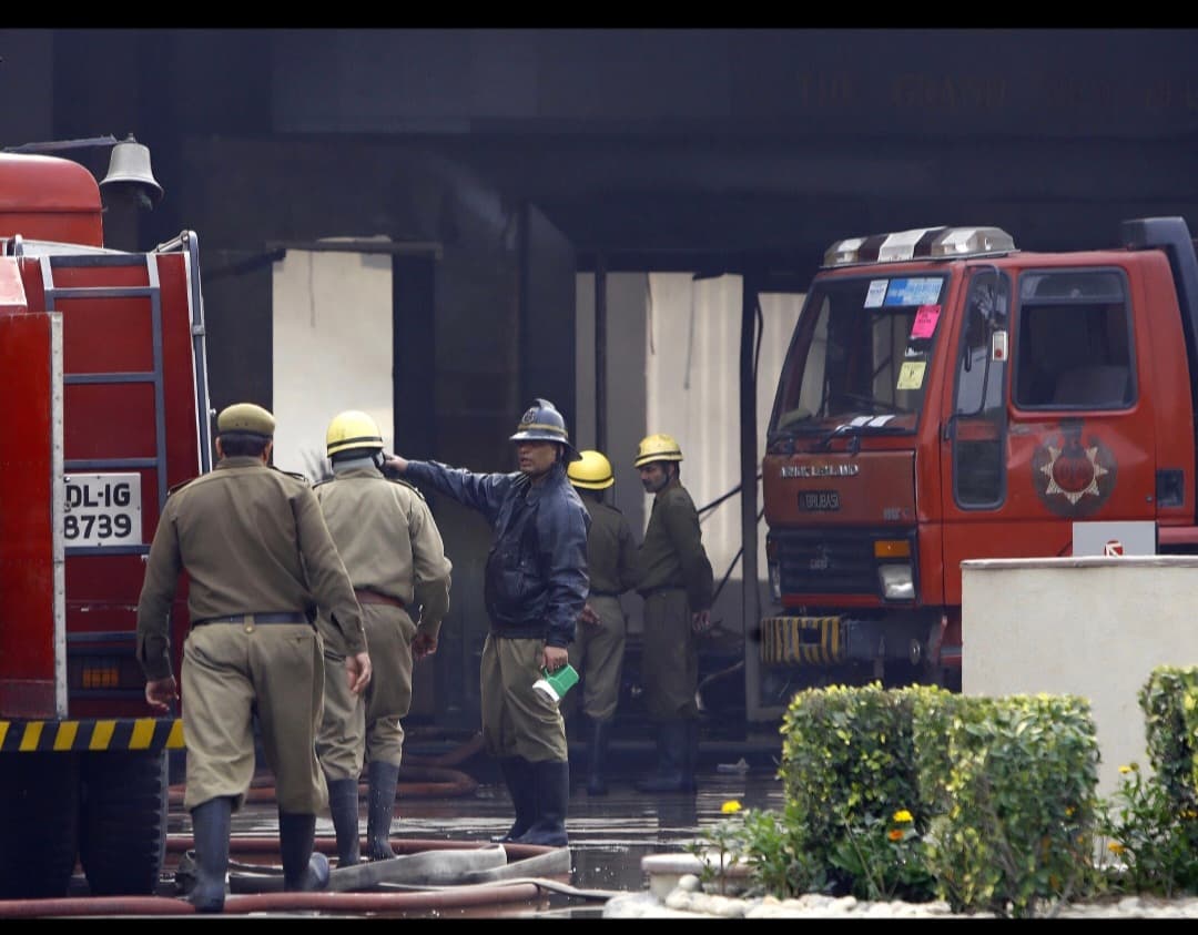 21 मौतों के बाद टूटी MCD की नींद! दिल्ली अग्निकांड पर उठे बड़े सवाल